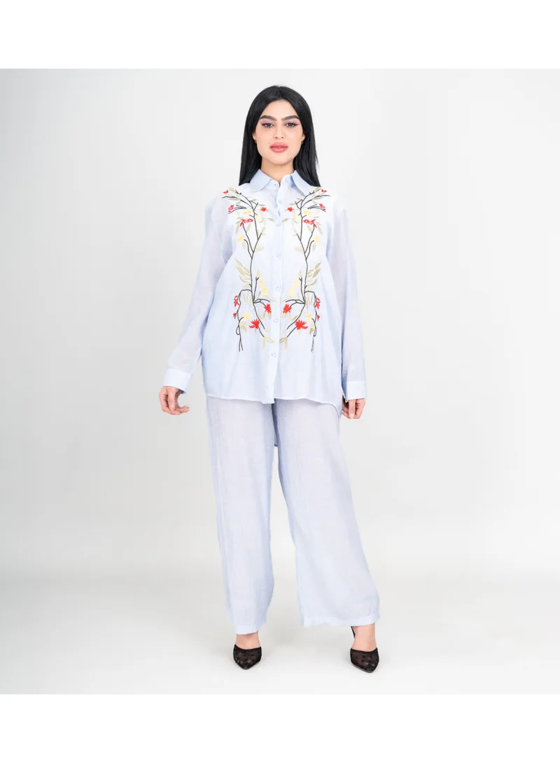 اكسا طقم عصري من قطعتين، قميص وبنطال سادة، بتطريزات ملونة على شكل أوراق شجر